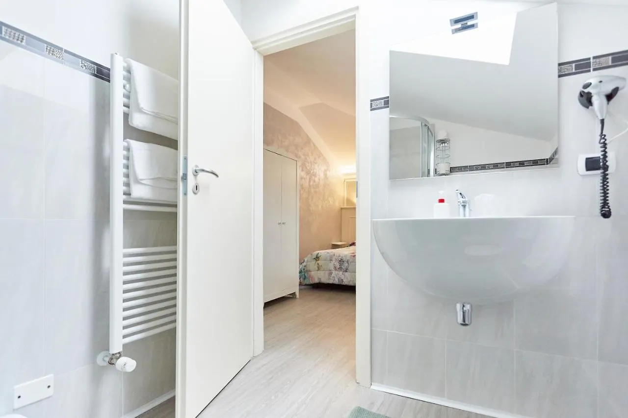 Hotel Villa Lilla Desenzano del Garda 3*,  Italy